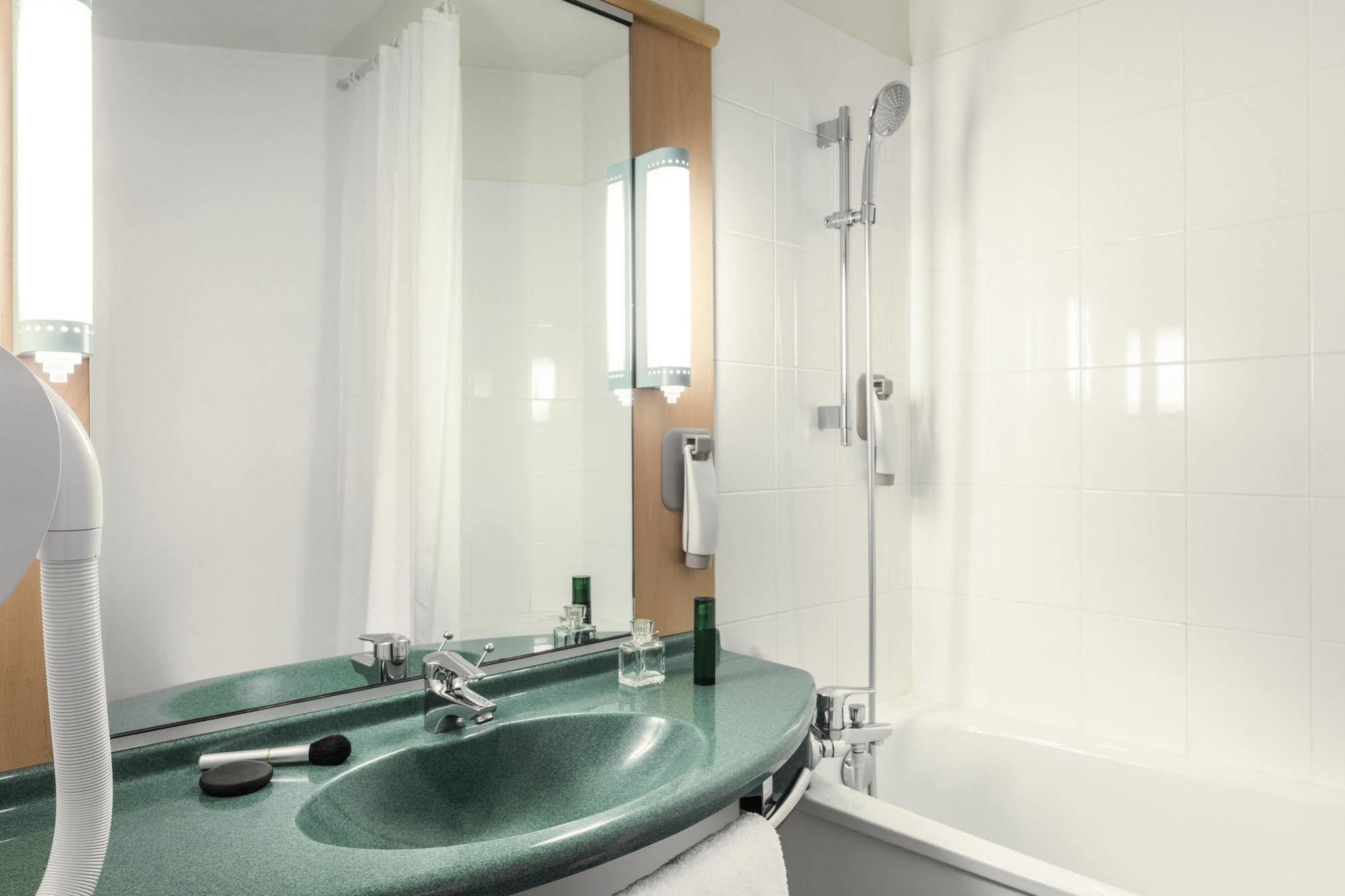 Ibis Egletons Hotel Bagian luar foto